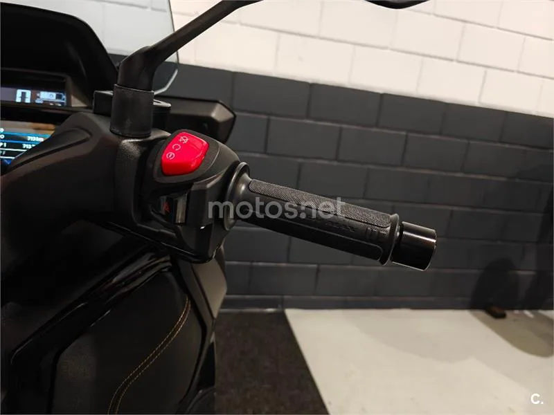 Yamaha XMAX 300 – Vista 12