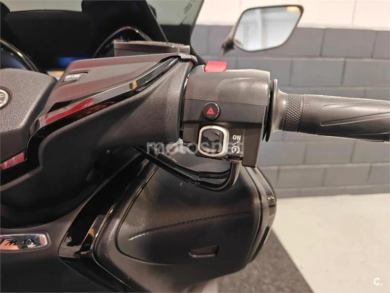 Yamaha TMAX – Vista 11