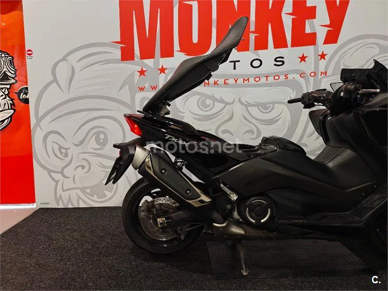 Yamaha TMAX – Vista 14