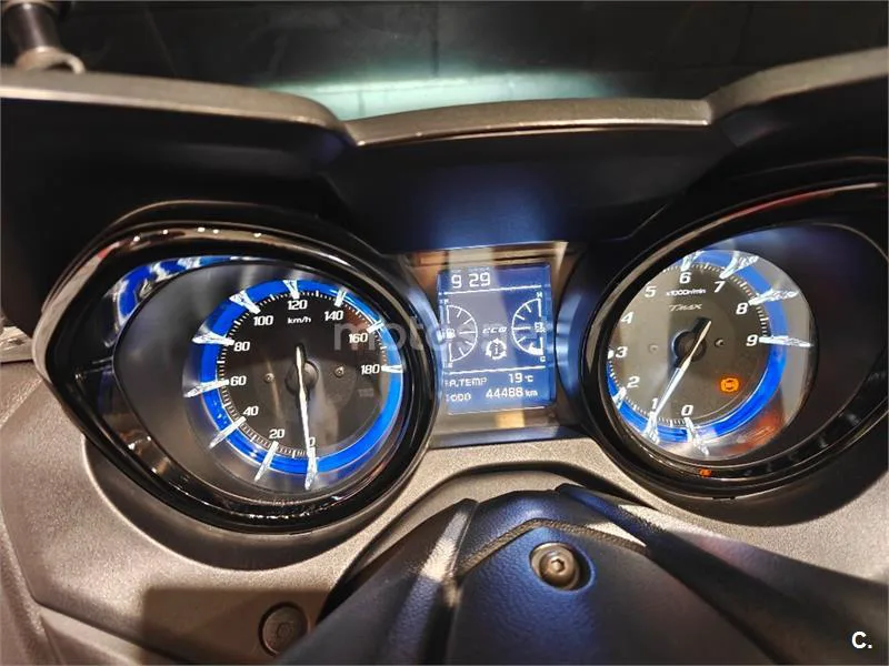 Yamaha TMAX – Vista 9