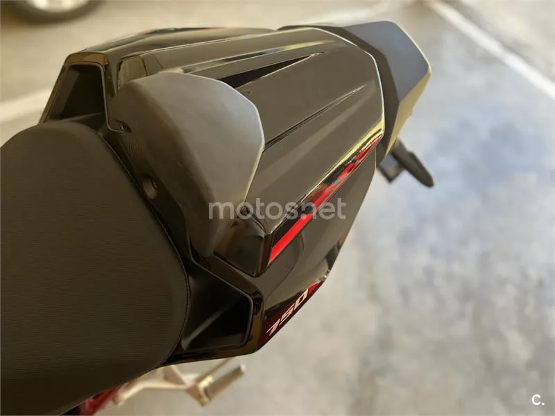 Honda CB 750 Hornet – Vista 4