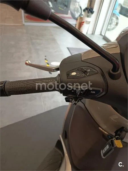 Piaggio Beverly – Vista 12