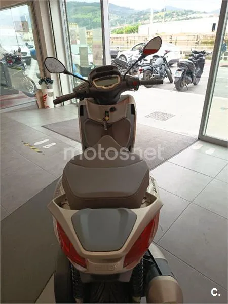 Piaggio Beverly – Vista 6