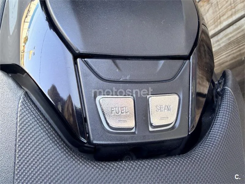Yamaha TMAX – Vista 11
