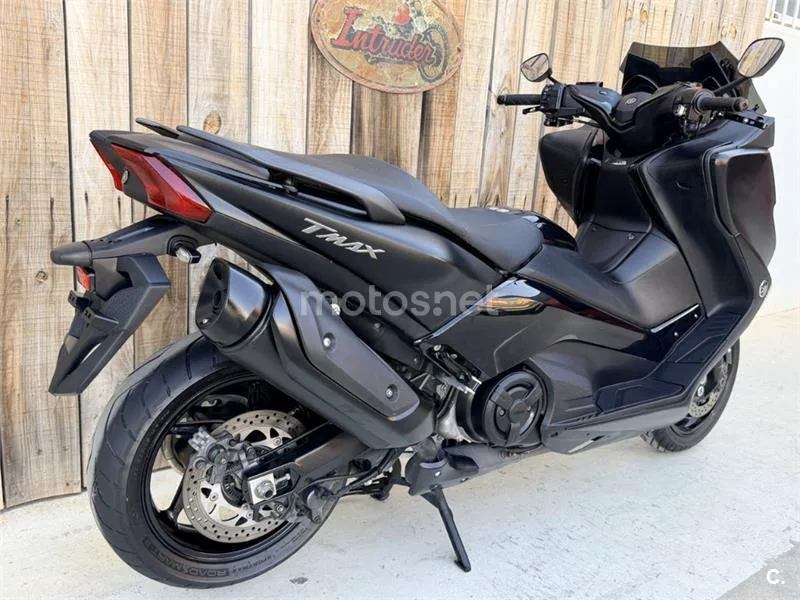 Yamaha TMAX – Vista 16
