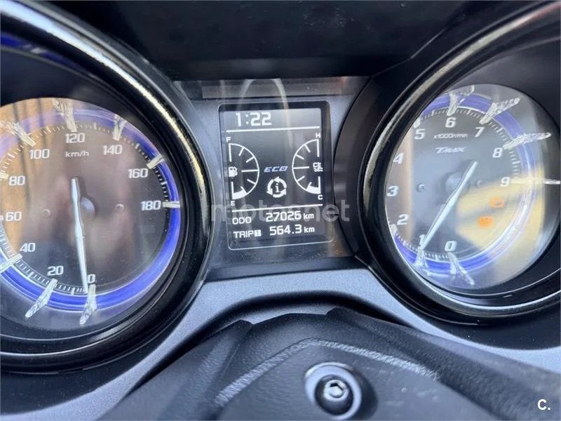 Yamaha TMAX – Vista 19