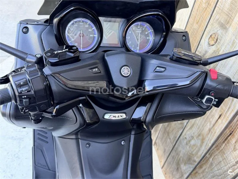 Yamaha TMAX – Vista 9
