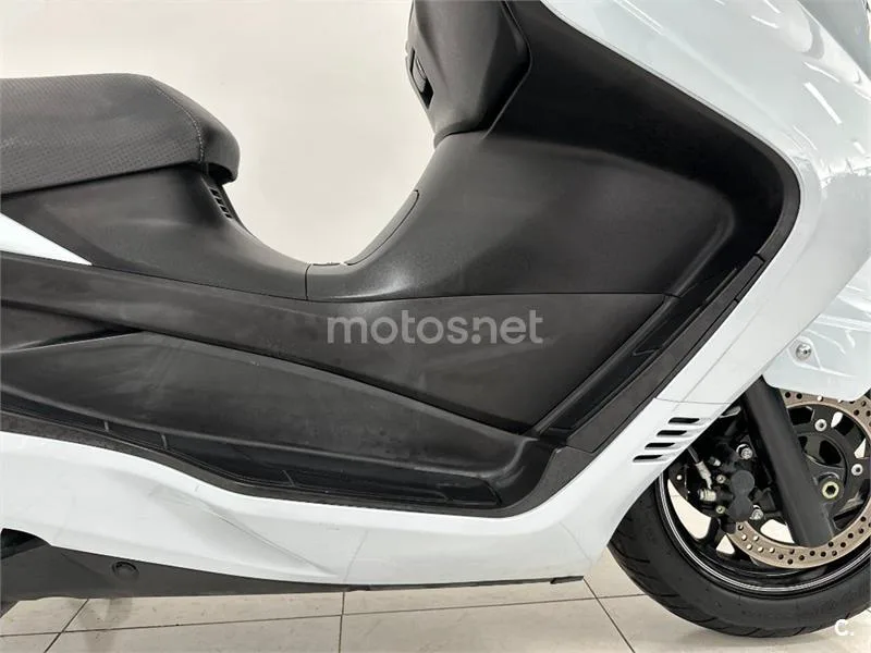 Suzuki Burgman 400 – Vista 12