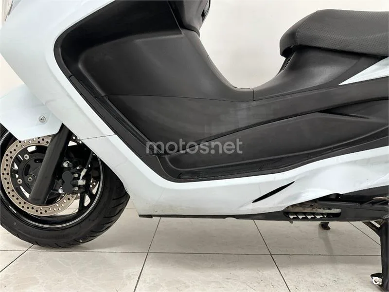 Suzuki Burgman 400 – Vista 23