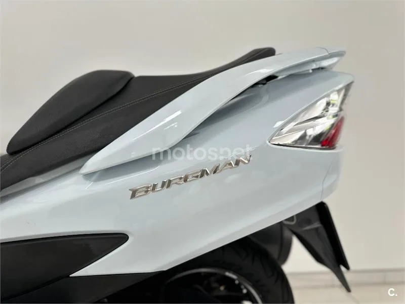 Suzuki Burgman 400 – Vista 26