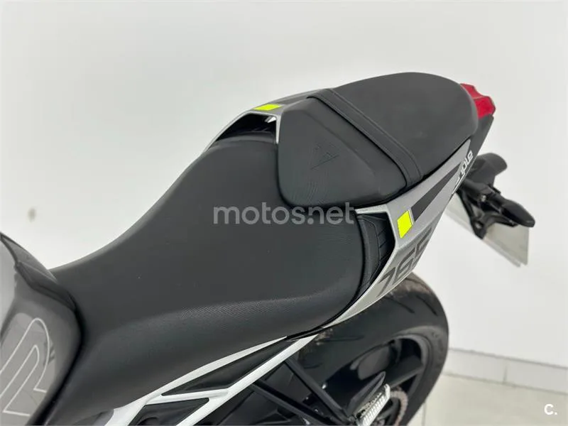 Triumph Street Triple 765 – Vista 25