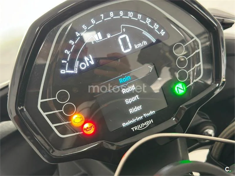 Triumph Street Triple 765 – Vista 38