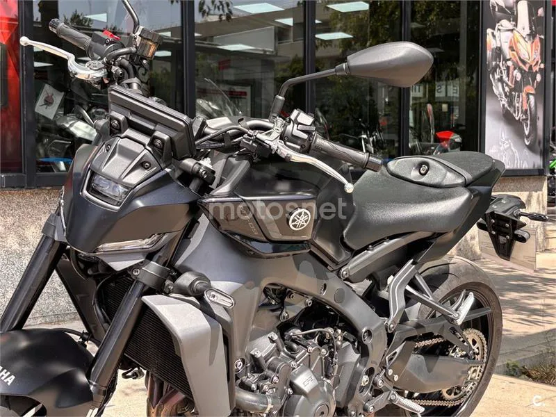 Yamaha MT-09 - Vista 16