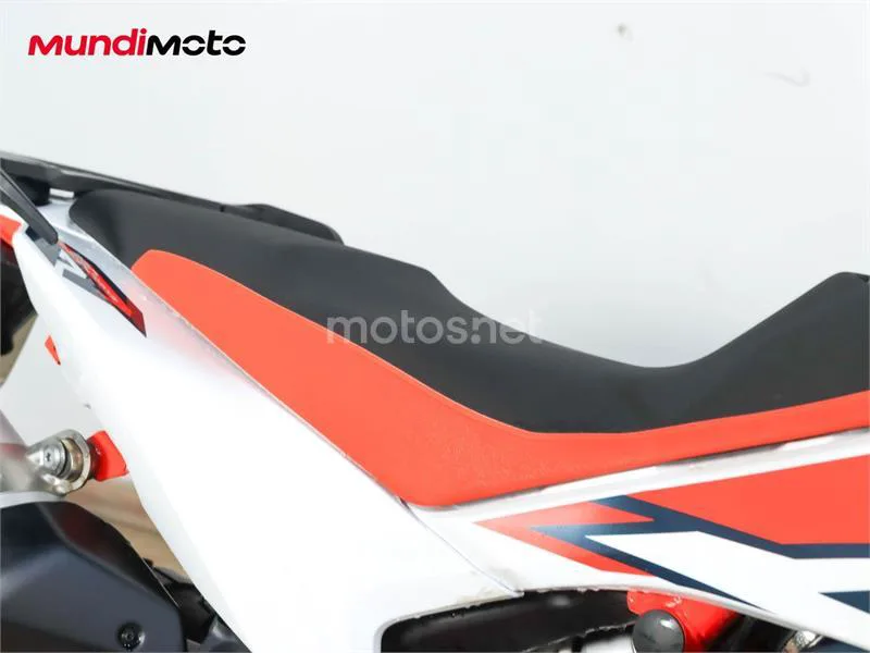 KTM 890 – Vista 22