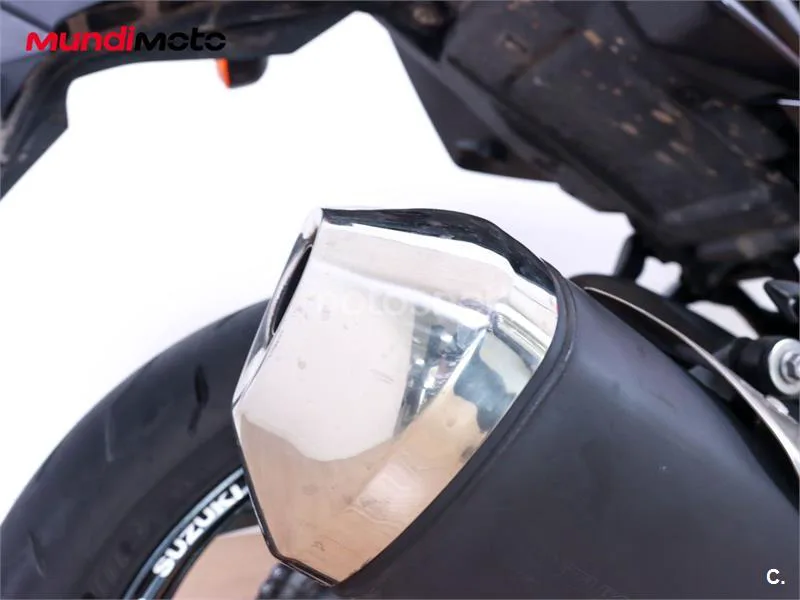 Suzuki GSR 750 – Vista 19