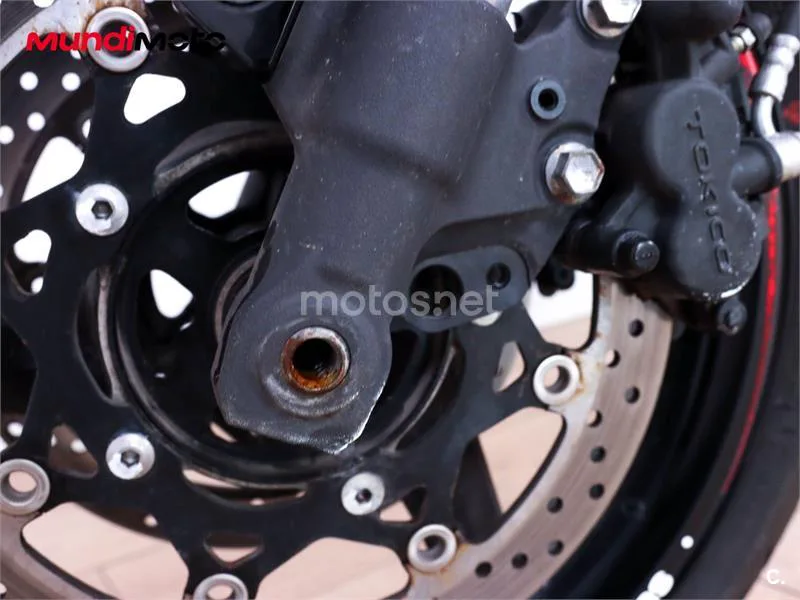 Suzuki GSR 750 – Vista 20