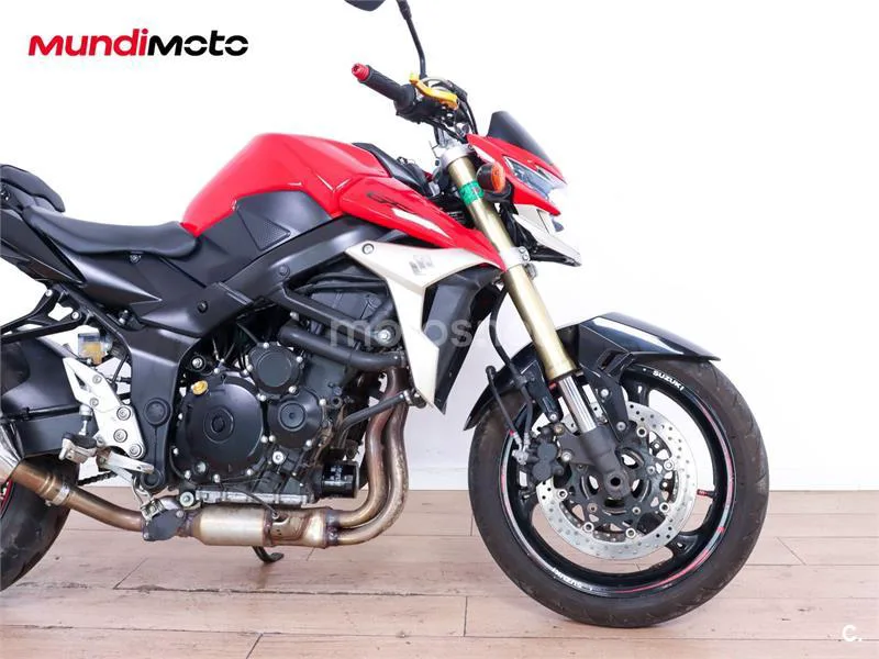 Suzuki GSR 750 – Vista 22