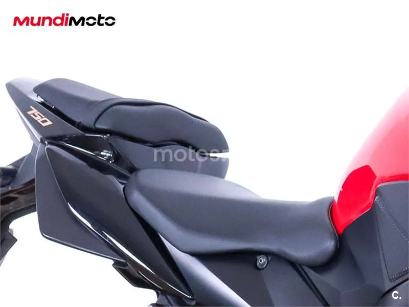 Suzuki GSR 750 – Vista 23