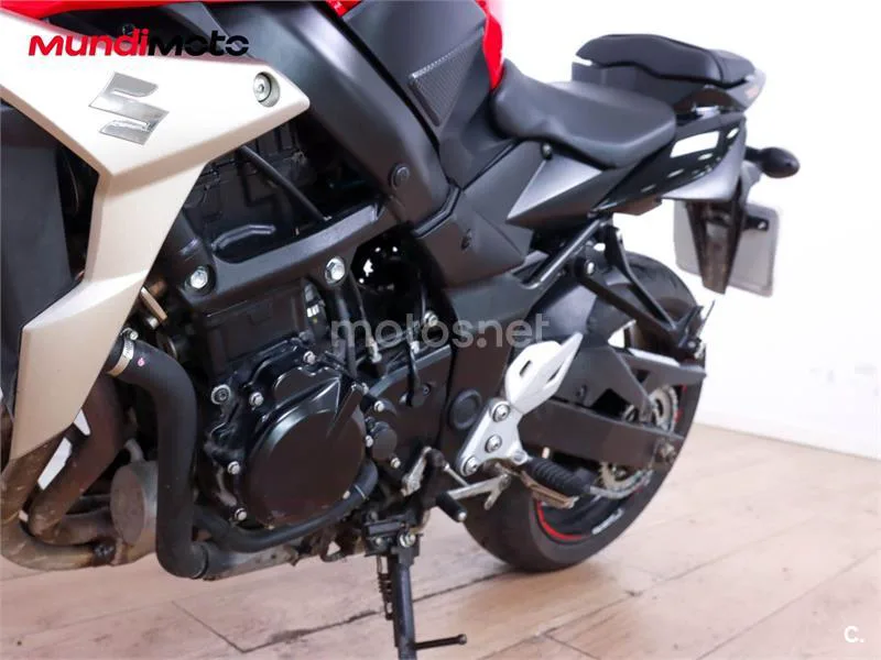 Suzuki GSR 750 – Vista 10