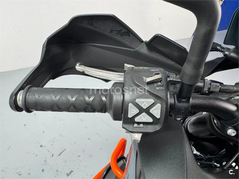 KTM 890 – Vista 11