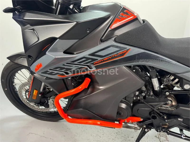 KTM 890 – Vista 16