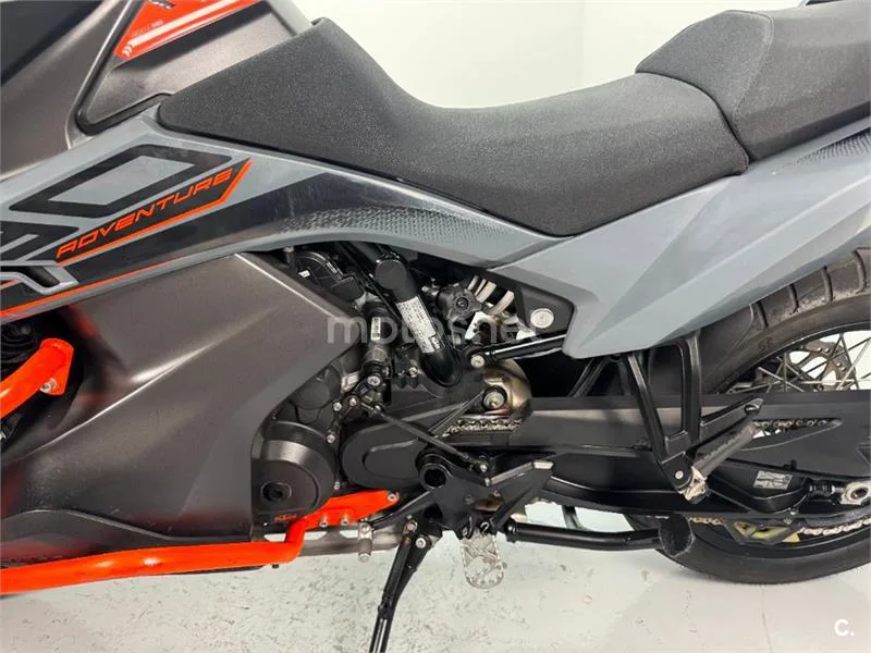 KTM 890 – Vista 17
