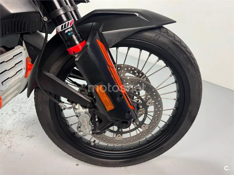 KTM 890 – Vista 6