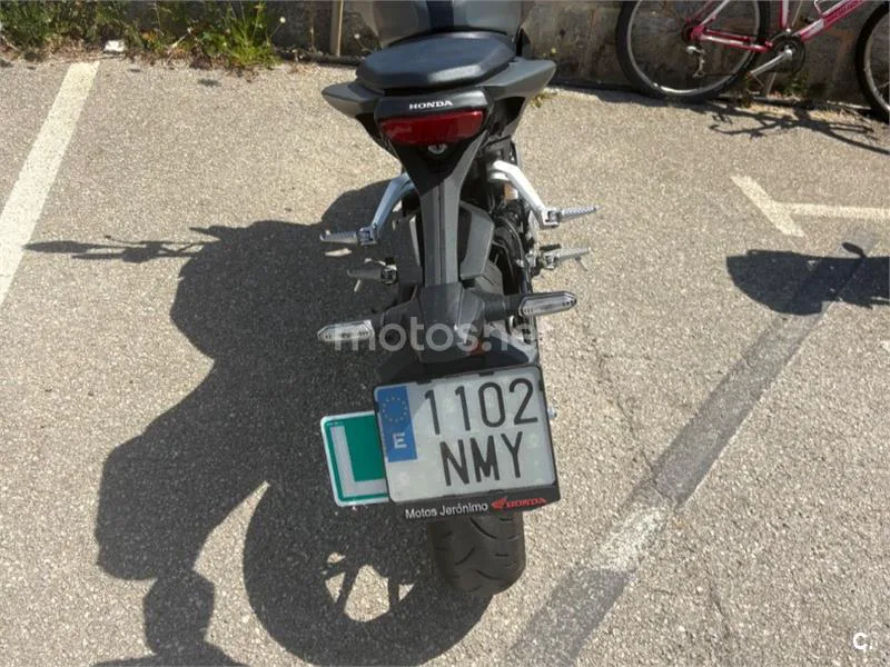 Honda CB125R - Vista 4