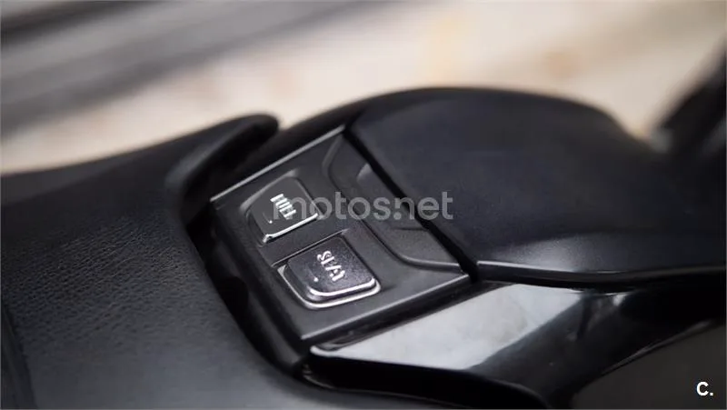 Yamaha TMAX – Vista 12