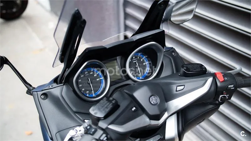 Yamaha TMAX – Vista 22