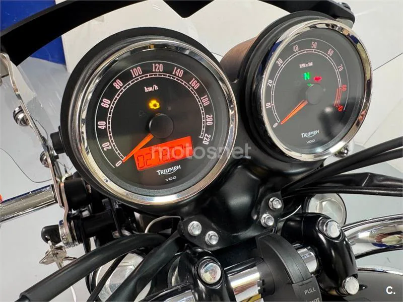 Triumph Bonneville T100 – Vista 14