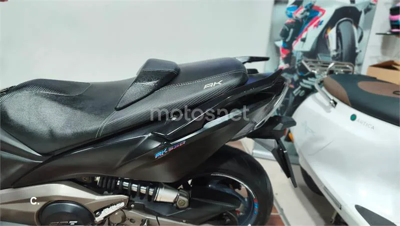 Kymco AK 550 – Vista 28