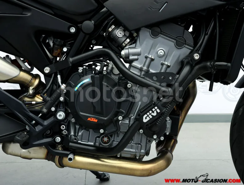 KTM 890 – Vista 5
