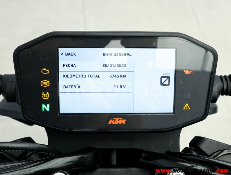 KTM 890 – Vista 6