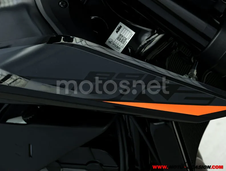KTM 890 – Vista 9