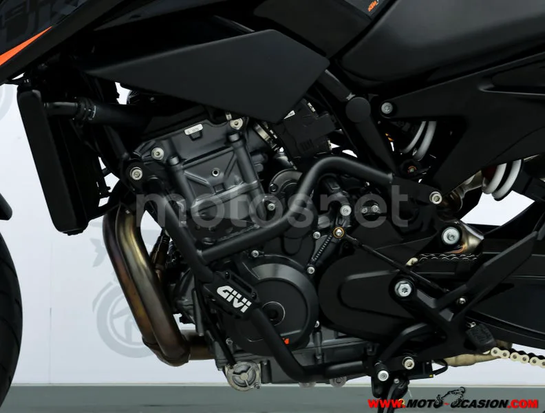 KTM 890 – Vista 10