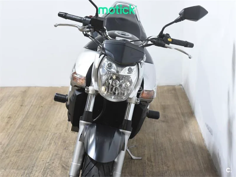 Suzuki GSR 600 – Vista 11