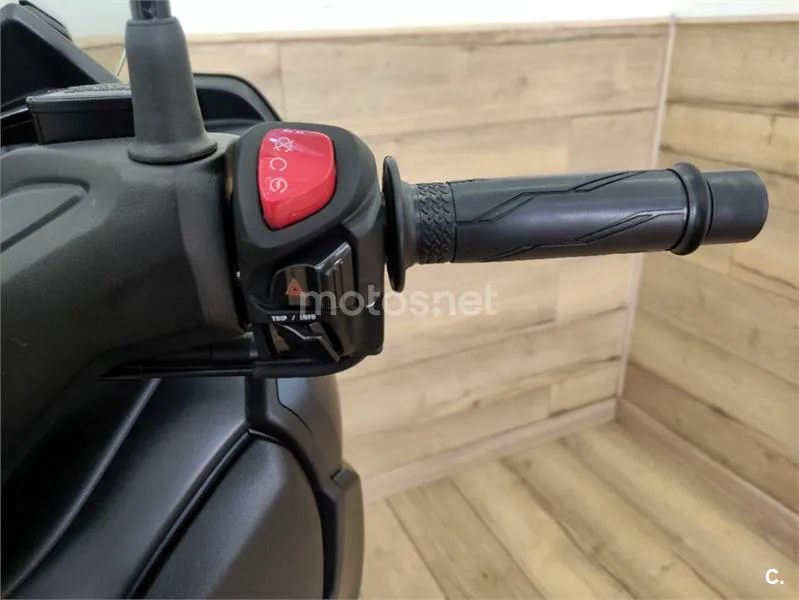 Yamaha XMAX 300 – Vista 20