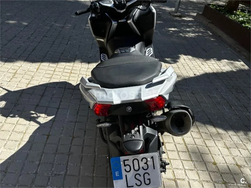 Yamaha TMAX - Vista 9