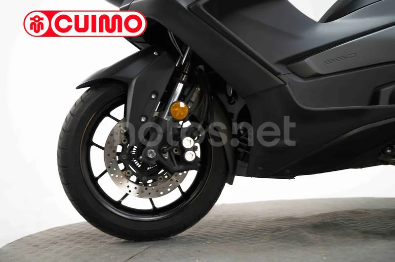 Yamaha TMAX 560 – Vista 21