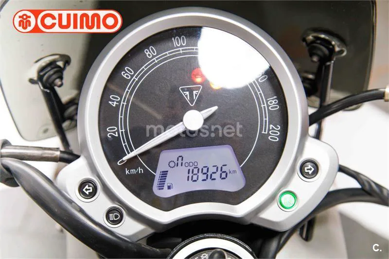Triumph Street Twin – Vista 24