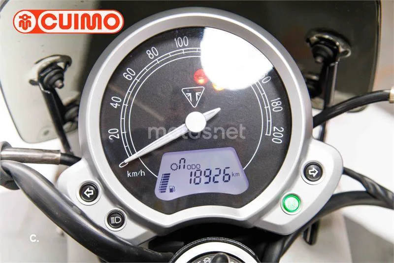 Triumph Street Twin – Vista 24