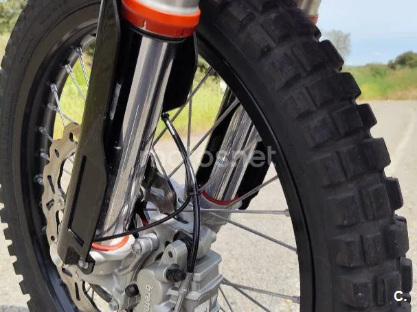 KTM 690 Enduro R – Vista 6