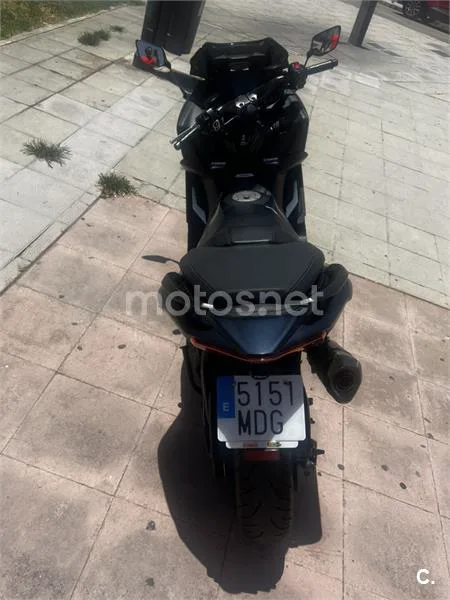 Yamaha TMAX – Vista 9