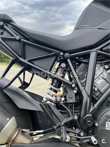 KTM 1290 Super Duke R – Vista 4