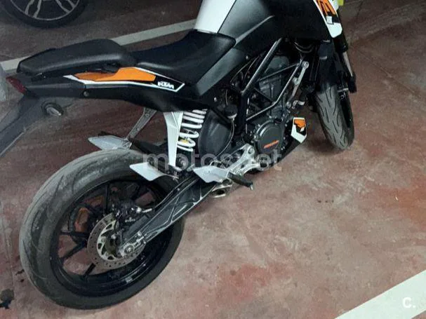 KTM 390 Duke – Vista 3