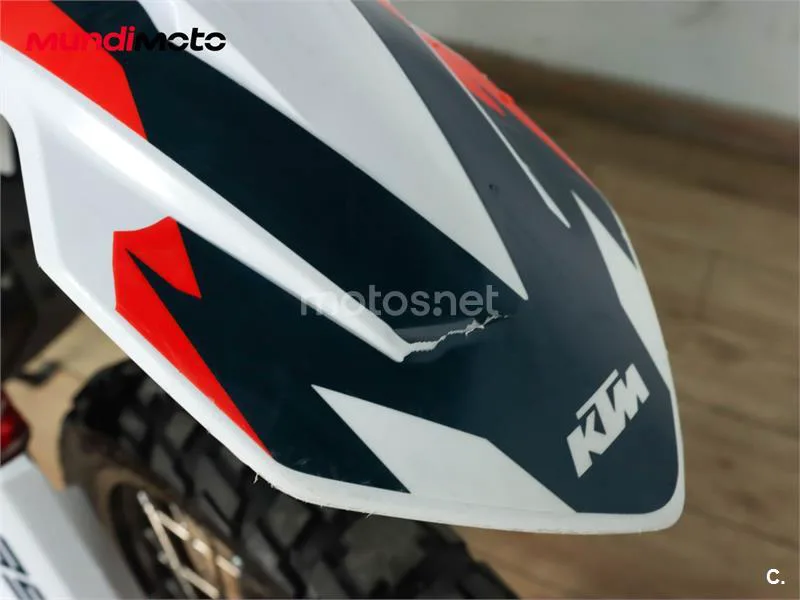 KTM 890 – Vista 14
