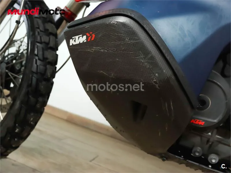 KTM 890 – Vista 16