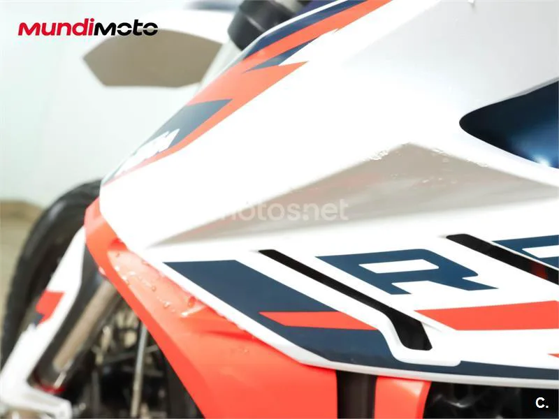 KTM 890 – Vista 17