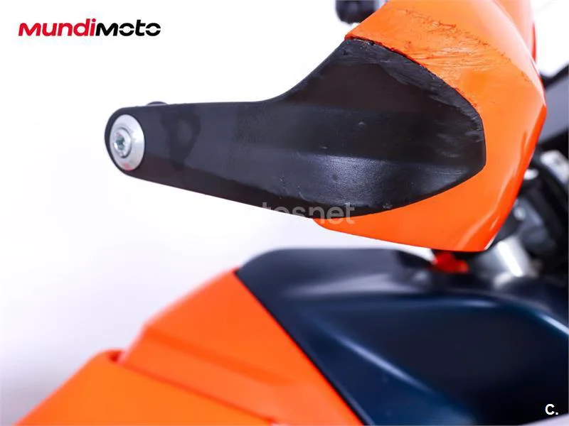 KTM 890 – Vista 20